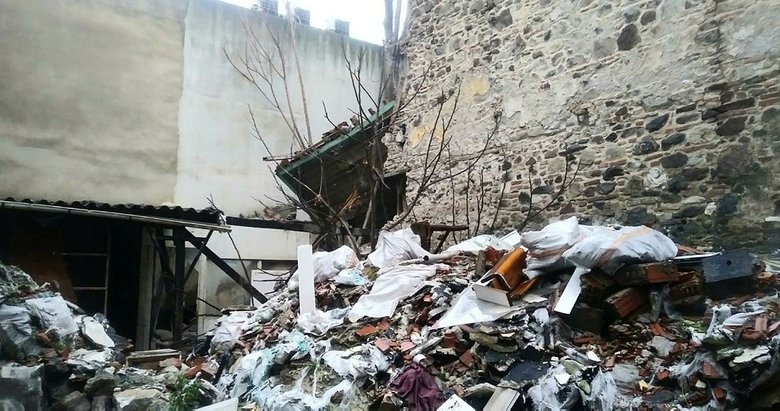 İzmir’de Tarihi Bina Çöktü