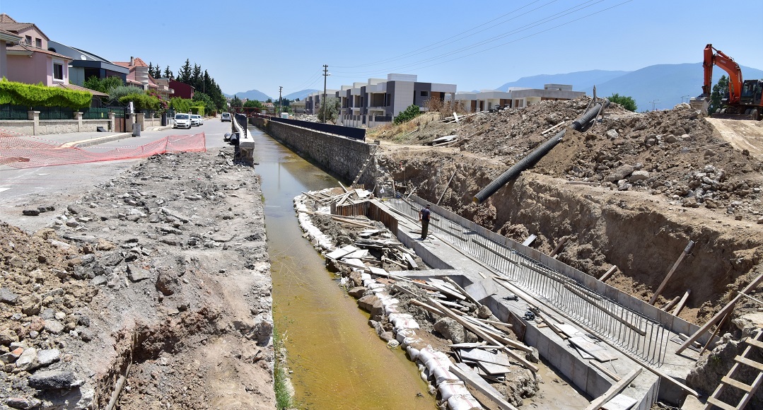 Forum Bornova Trafiğini Rahatlatacak Köprünün İnşaatı Başladı