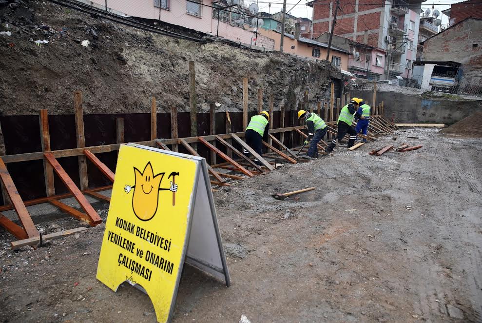 Konak'ta Çöken Yolun Onarımı Başladı