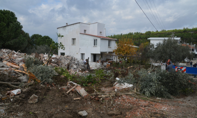 Aliağa'da Ormanlık Araziye Yapılan 7 Bina Yıkıldı