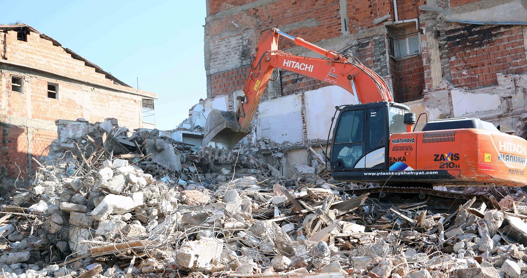 Bayraklı'da Metruk Binalar Belediye Ekipleri Tarafından Yıkılıyor