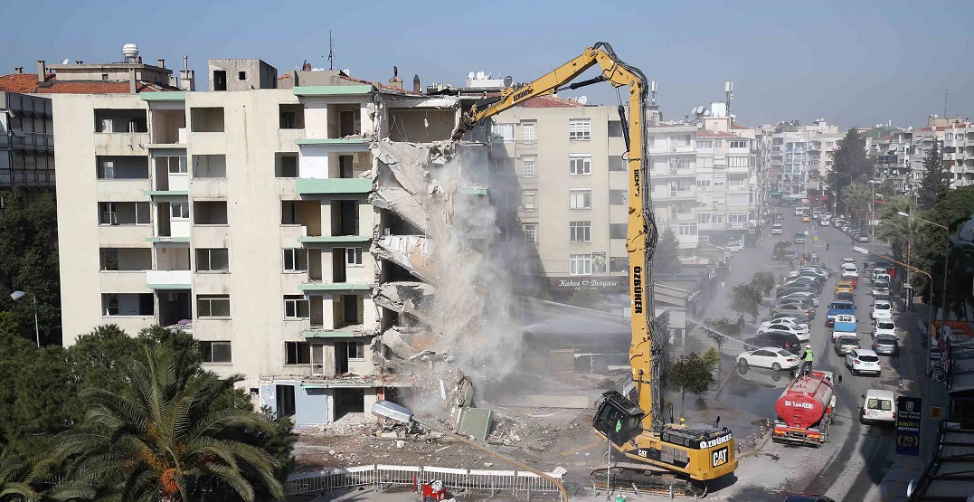 Karşıyaka Belediyesi'nden Bostanlı'daki Eğik Binalarla İlgili Açıklama