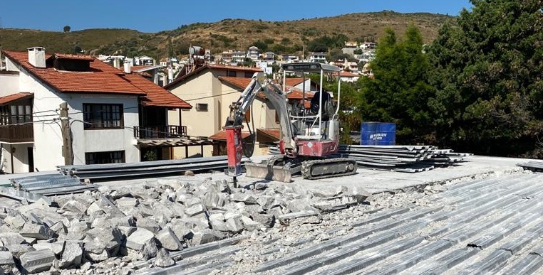 Urla'da Sit Alanına İnşa Edilen Kaçak Taş Bina Yıkıldı