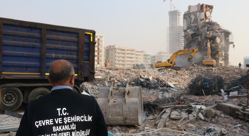 İzmir'de Acil Yıkılacak 71 Binadan 67'sinin Yıkımı Tamamlandı