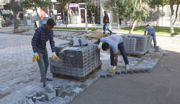 Bayraklı Sokaklarına Kilit Parke