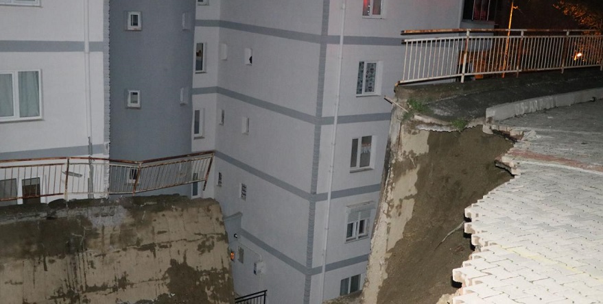 İzmir'de İstinat Duvarı Çöktü: 2 Apartman Tahliye Edildi