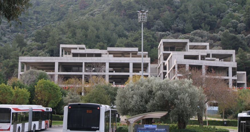 İzmir Ekonomi Üniversitesi Yarım Kalan İnşaatı Satışa Çıkardı