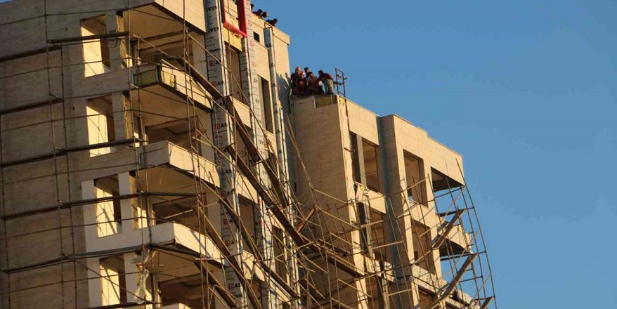 İnşaat İskelesi Çöktü, İşçiler İple Hayata Tutundu