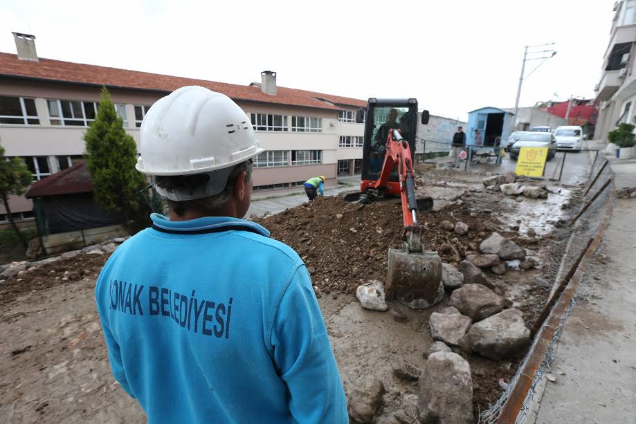 Konak'ta Gültepe Ortaokulunun Çöken İstinat Duvarı Yeniden Örülüyor