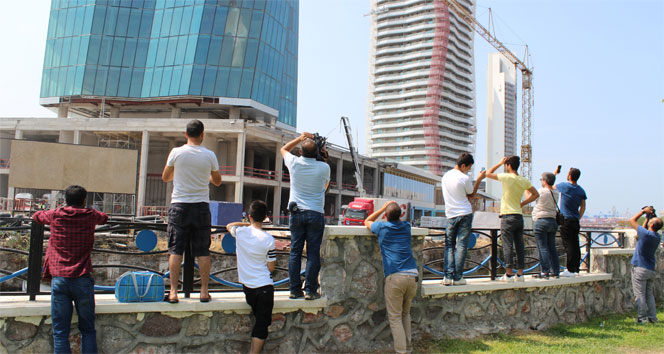 İzmir'deki Gökdelen İnşaatından Cam ve Demir Parçaları Düştü: 1 ölü, 1 yaralı