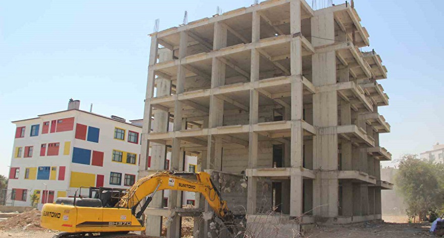 Müteahhit Kusurlu Binasını İhbar Etti, Yıkımı Gerçekleşti