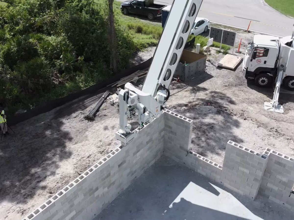 İnşaat Robotu Rekor Hızda Duvar Örüyor