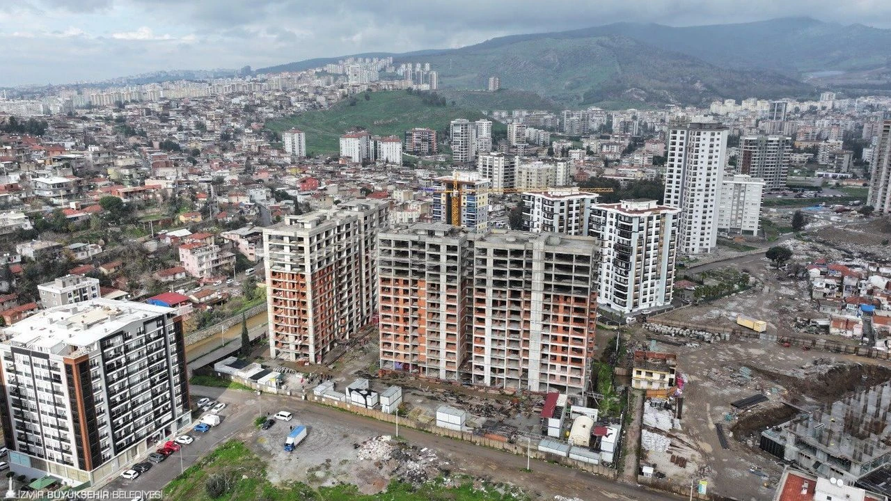 İzmir'de Milyarlarca Liralık İhale Kazanan 2 Müteahhit Gözaltına Alındı