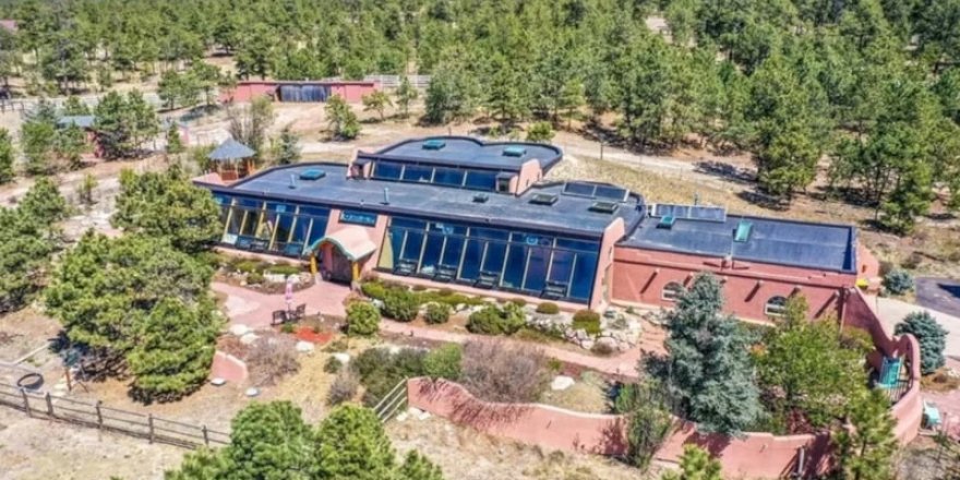 Çöpten İnşa Edilen Evi 1,27 Milyon Dolara Satışa Çıkardılar