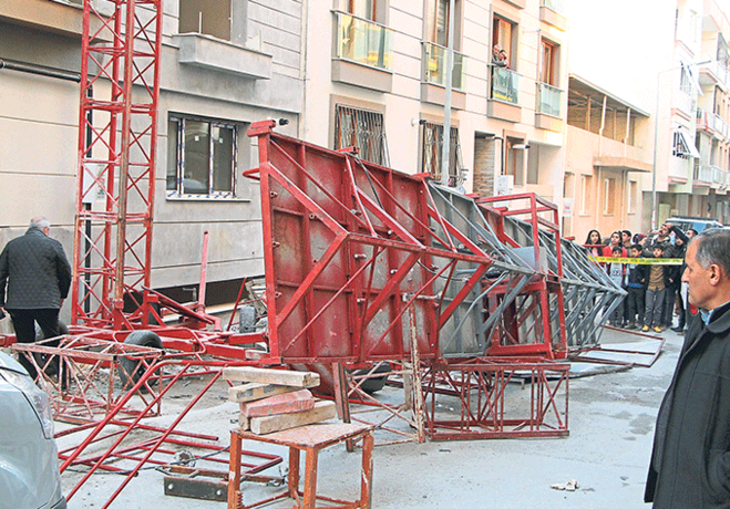 Çiğli'de İskele Çöktü: 1 İşçi Hayatını Kaybetti