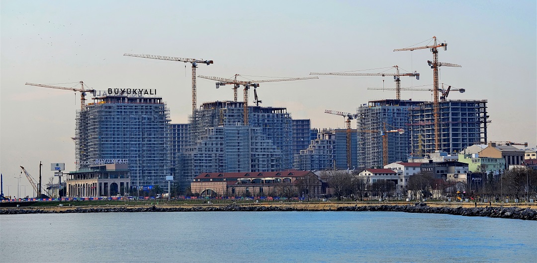 Büyükyalı Projesinde 12 Kule Vinç 10 Adet Asansör Kullanılıyor