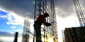 İzmir'de 2 Müteahhitin Yetki Belgesi İptal Edildi