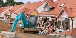 Maaşını Alamayan İnşaat İşçisi Vinçle Binaları Yıktı