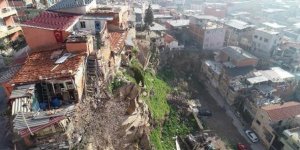 Bayraklı'da Kaya Parçaları Evlerin Üzerine Düşüyor