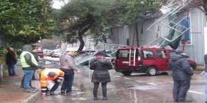 Fırtına Kadıköy'de İnşaat İskelesini Devirdi