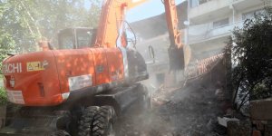 Bayraklı'da Metruk Bina Yıkıldı