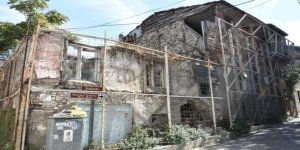 Eski İzmir Evleri Kurtarıcısını Bekliyor