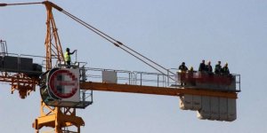 İzmir'de 5 Aydır Maaşlarını Alamayan İşçiler Kule Vince Çıktı