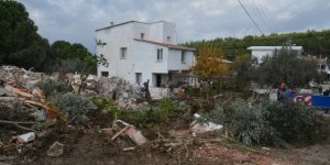 Aliağa'da Ormanlık Araziye Yapılan 7 Bina Yıkıldı