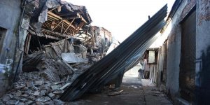 Kemeraltı'nda 150 Yıllık Bina Yıkıldı