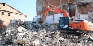 Bayraklı'da Metruk Binalar Belediye Ekipleri Tarafından Yıkılıyor