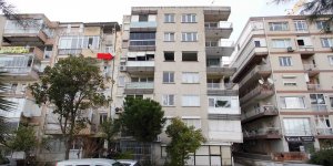 Bayraklı'da yan yatan binanın tahliyesi başladı