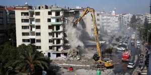 Bostanlı'daki Eğik Binalarda Yıkım Başladı