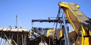 Karşıyaka'da Devrilen Vincin Altında Kalan İnşaat İşçisi Hayatını Kaybetti