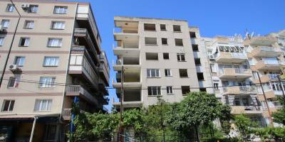 Bayraklı'da Yan Yatan Bina Yıkılmak İçin Onay Bekliyor