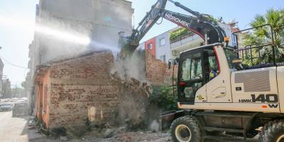Buca'daki Metruk Bina Yıkıldı