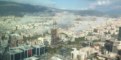 Bakandan İlk Açıklama: Bornova ve Bayraklı'da 5 Bina Yıkıldı