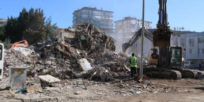 İzmir’de Yıkılan Binaların Müteahhit ve Mesulleri Dahil 9 Kişi Gözaltına Alındı