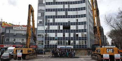 Konak Belediye Binasının Yıkımı Başladı
