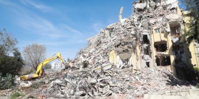 Bayraklı'da 6306 Sayılı Kanun Kapsamında Yıkımlar Başladı