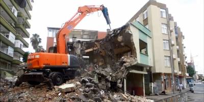 Bornova'da Depreme Dayanıksız Konutlar Yıkılıyor