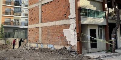 İzmir'de Kayma Meydana Gelen Yapının Temelinde Ölçüm Çalışması Başlatıldı