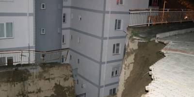 İzmir'de İstinat Duvarı Çöktü: 2 Apartman Tahliye Edildi