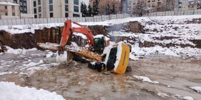 Kepçe Suya Gömüldü, Operatör Hayatını Kaybetti