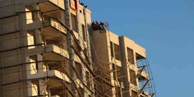 İnşaat İskelesi Çöktü, İşçiler İple Hayata Tutundu