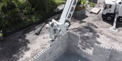 İnşaat Robotu Rekor Hızda Duvar Örüyor