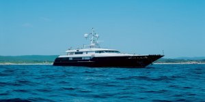 Armani'nin Yatı Dekorasyonuyla Göz Dolduruyor