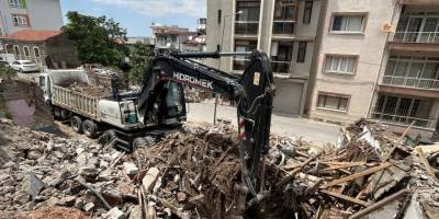 Konak’ta Metruk Binalar Belediye Tarafından Yıkılıyor