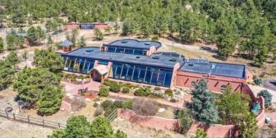 Çöpten İnşa Edilen Evi 1,27 Milyon Dolara Satışa Çıkardılar