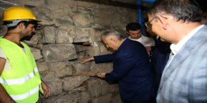 Başbakan Sur'da Duvara Harç Koyup Taş Döşedi